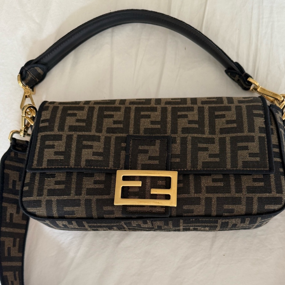 💯 Authentic Fendi Iconic Baguette Handbag